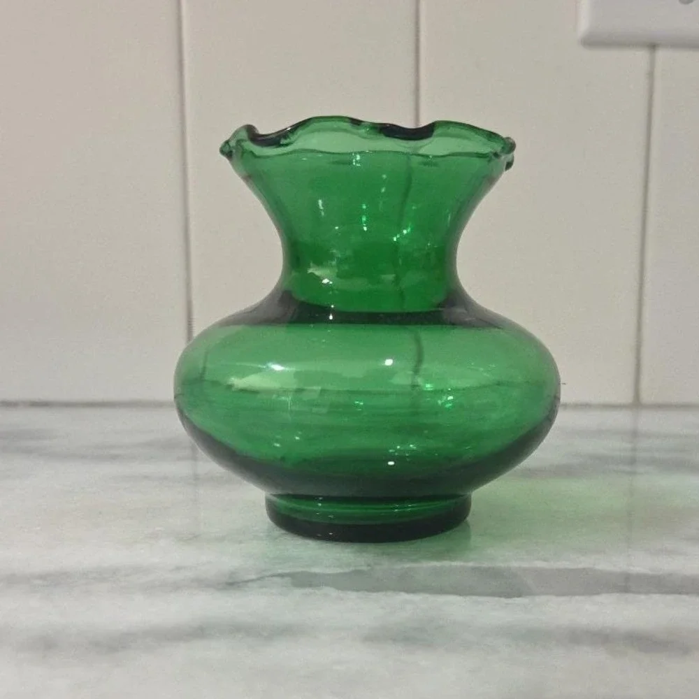 Anchor Hocking Emerald Green Glass Bud Vase, Vintage‎ Ruffled Edge, Centerpiece